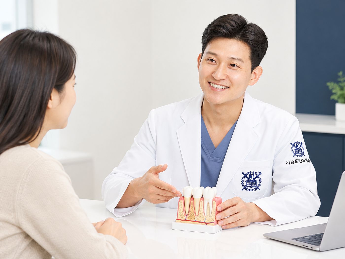 잇몸과 잇몸뼈의 구조를 보여 주는 치주 설명 모형